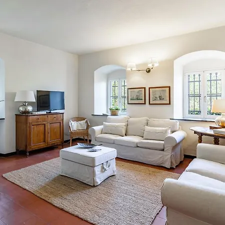 Baia Blu 12, Emma Βίλα *