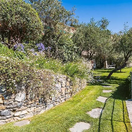 Baia Blu 12, Emma Βίλα